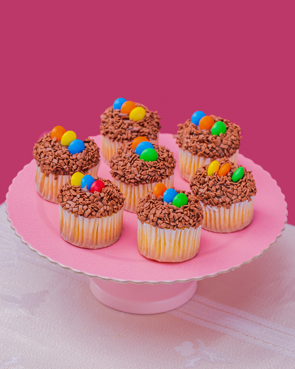 Cup-cake-de-cenoura-com-brigadeiro-e-mms