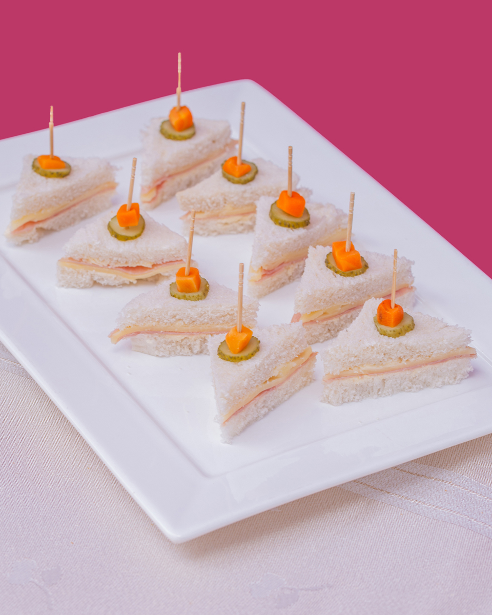 Mini-sanduíche-de-pão-branco